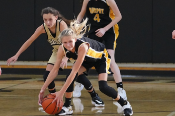 (Kelli Graves • Clay County Progress) Emma Ashe spots an opportunity to go for the steal in Hayesville’s win over the Lady Bulldogs. 